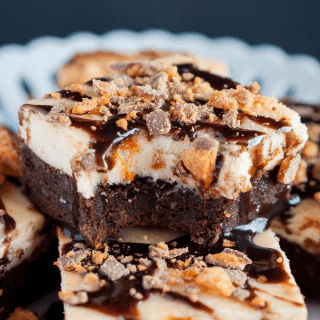 This easy Butterfinger Cheesecake Brownies Recipe makes rich, fudgy brownies, layered with smooth, creamy cheesecake, topped with crunchy Butterfinger candy! #easyholidaydessert #bestcheesecakebrownies #brownies #cheesecake #butterfingers